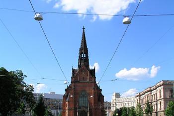 Čelní pohled z ulice Husova ( © Roman Řezáč 07/2004)