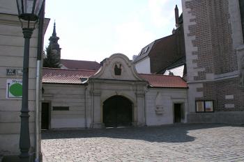 Klášter a farní úřad vedle kostela ( © Roman Řezáč 07/2004)