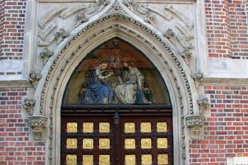 Vstupní portál ( © Roman Řezáč 07/2004)