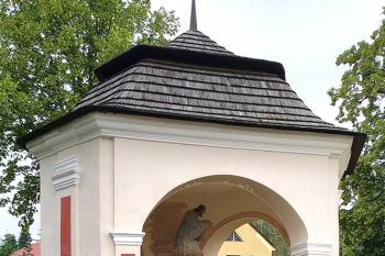 Kaple se sochou sv. Jana Nepomuckého v Košumberku, části městečka Luže v okrese Chrudim. (© Pavel Vítek  09/2024)