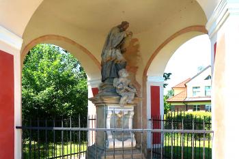 Kaple se sochou sv. Jana Nepomuckého v Košumberku, části městečka Luže v okrese Chrudim. (© Pavel Vítek  09/2024)