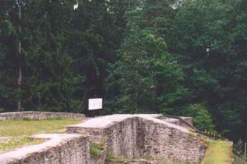 Pohled parkánem od obytné věže ke vstupní bráně (© Petr Šantrůček 07/2004)