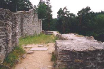 Pohled na průchod mezi hradbou jádra a obytnou věží (© Petr Šantrůček 07/2004)