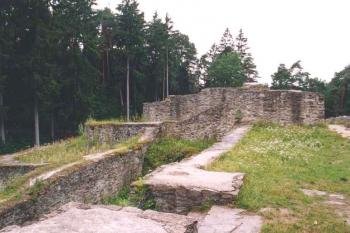 Pohled z nádvoří od brány - vlevo parkán, vpředu věž (© Petr Šantrůček 07/2004)