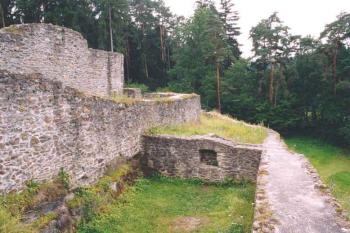 Pohled do bývalé sklepní místnosti (© Petr Šantrůček 07/2004)