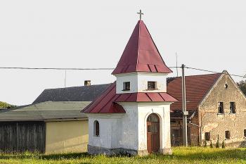Kaplička v obci Březová, části obce Velibice u Českého Dubu. (© Pavel Vítek  12/2024)