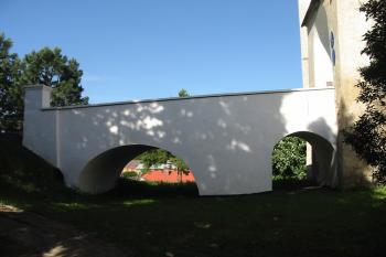 vstup do zámku vede přes příkopový most na jihu (© D Dohňanský, 06/2015)