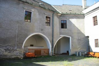 vnitřní nádvoří s podloubím /arkádami/. (© D Dohňanský, 06/2015)