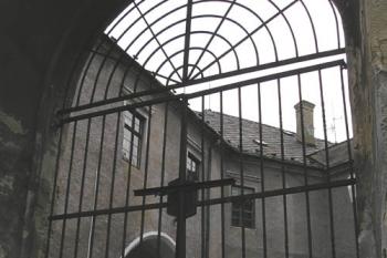 pohled do dvora boční bránou (© de ardoise 05/2005)