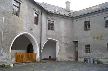 nádvoří tvrze (© de ardoise 05/2005)
