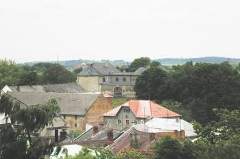 Pohled na tvrz-zámek  s přilehlým dvorem od východu ( © Ondřej Štěpánek 06/2006)