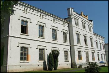 Jižní průčelí ( © Petr Turyna 08/2005)