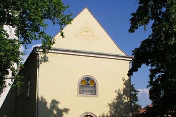 Pohled ze hřbitova u kostela ( © Roman Řezáč 07/2004)