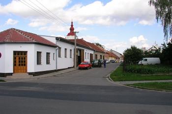 Vypouklá ulice, která vede zhruba přes střed tvrze ( © Roman Řezáč 07/2004)