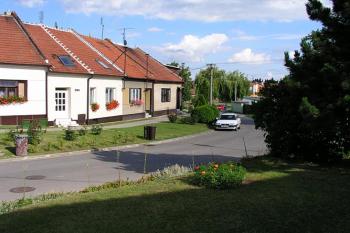 Jižní zaoblení zástavby ( © Roman Řezáč 07/2004)