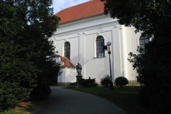 část kostela od hlavní brány (© D Dohňanský, 09/2015)