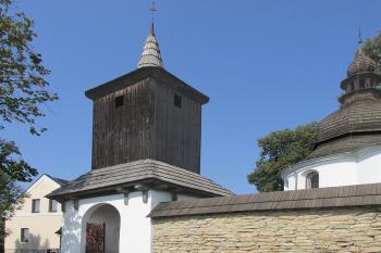 Dřevěná zvonice u rotundy sv. Kateřiny v České Třebové. (© Pavel Vítek  09/2024)