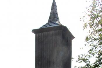 Dřevěná zvonice u rotundy sv. Kateřiny v České Třebové. (© Pavel Vítek  09/2024)