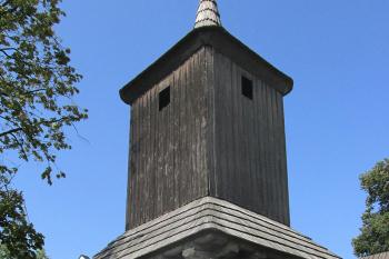Dřevěná zvonice u rotundy sv. Kateřiny v České Třebové. (© Pavel Vítek  09/2024)