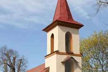Kaple v obci Lozice v okrese Chrudim. (© Pavel Vítek  09/2024)