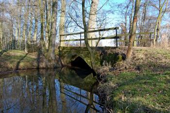 most přes Bystřici na severní straně tvrze - mezi současným korytem říčky a tvrzí býval ještě v minulém století vodní příkop (© Rodochrozit        , 02/2014)