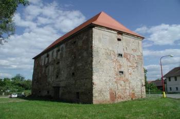 Dohalice - tvrz (2004 © Václav Hájek)
