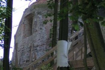 Zbytky opevnění jsou jasně patrné po celém obvodu hradu ( © Petr Turyna 07/2004)