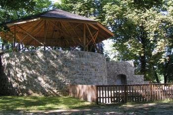 Zbytky mohutné věže ( © Petr Turyna 07/2004)