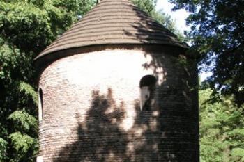 Rotundička v areálu hradu ( © Petr Turyna 07/2004)