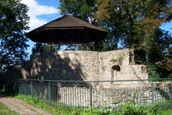 Věž poslední obrany - pozůstatek bergfritu a místo černé kuchyně (© Ivo Rozehnal  09/2022)