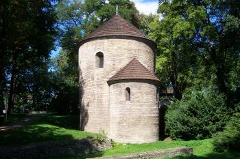 rotunda sv. Mikuláše a sv. Václava v areálu hradu (© Ivo Rozehnal  09/2022)