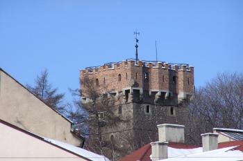 Pohled na horní část Piastovské věže z centra města Těšína (© Jan P. Štěpánek 02/2006)