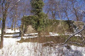 Část původních hradeb na jižní straně nad řekou Olší (© Jan P. Štěpánek 02/2006)