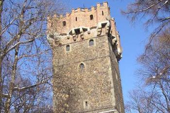 Pohled na Piastovskou věž z místa původní brány do Horního hradu (© Jan P. Štěpánek 02/2006)