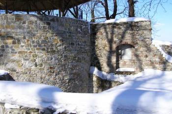 Pohled na část interiéru bývalé hradní kuchyně, a část okrouhlé bašty (© Jan P. Štěpánek 02/2006)