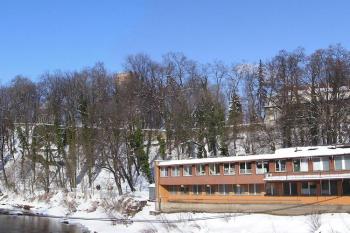 Panorama těšínského hradu od jihu, z českého břehu řeky Olše (© Jan P. Štěpánek 02/2006)