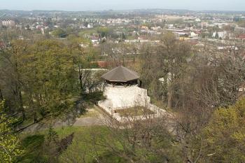 Pohled z Piastovské věže na odhalené základy bývalé hradní kuchyně a na torzo okrouhlé bašty v sz. nároží hradu ( © Miroslav BITTER 03/2007)