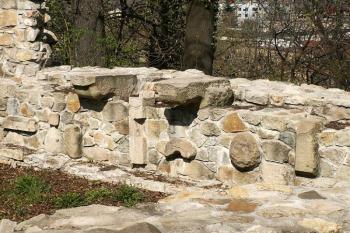 Odkryté a zakonzervované pozůstatky hradní kuchyně (doposud nalezené pískovcové portály dveří, ostění oken a dělové koule jsou umístěné ve zdi) ( © Miroslav BITTER 03/2007)