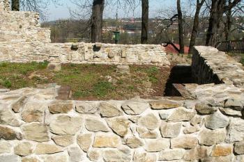 Odkryté a zakonzervované pozůstatky hradní kuchyně. ( © Miroslav BITTER 03/2007)