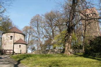 Románská rotunda sv. Mikuláše - uprostřed snímku základ okrouhlé věže při bráně do Horního hradu vpravo pak Piastovská věž ( © Miroslav BITTER 03/2007)
