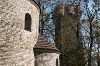 Románská rotunda sv. Mikuláše (v pozadí pak Piastovská věž) ( © Miroslav BITTER 03/2007)