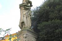 sochy svatých u kostela sv. Jakuba Většího.