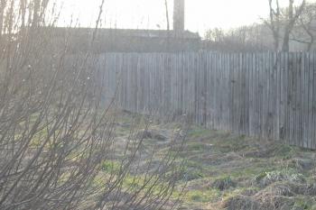 pohled na jižní hranici zámku od vodního příkopu (© D Dohňanský, 03/2015)