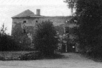 Pohled na vstupní část zámku od severovýchodu nedlouho před demolicí ( © F. Musil, M. Plaček, J. Úlovec: Zaniklé hrady, zámky a tvrze Čech , Moravy a Slezska po roce 1945, Libri, Praha 2005)