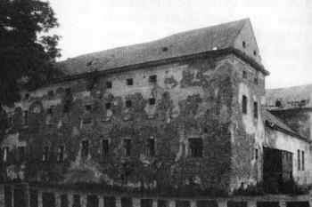 Zámek od severozápadu nedlouho před demolicí (© F. Musil, M. Plaček, J. Úlovec: Zaniklé hrady, zámky a tvrze Čech , Moravy a Slezska po roce 1945, Libri, Praha 2005)