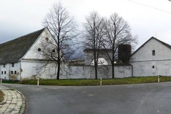 Panorama jihozápadního nároží bývalého zámeckého dvora ( © Jan P. Štěpánek 11/2006)