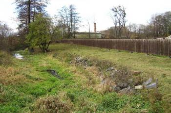 Pohled na struhu jež doplňovala obranný systém sídla (zámek stával vpravo za ohradou) ( © Jan P. Štěpánek 11/2006)