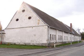 Jedna z budov na západě bývalého zámeckého dvora ( © Jan P. Štěpánek 11/2006)