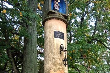 Sloup sv. Jana Nepomuckého v Hradčanech, místní části obce Bílá v Libereckém okrese. (© Pavel Vítek  09/2024)