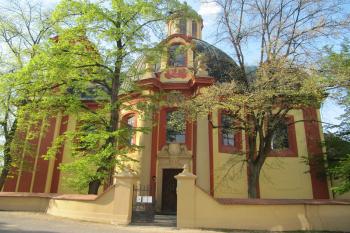 kostel od zámku (© rodo chrozit, 04/2011)